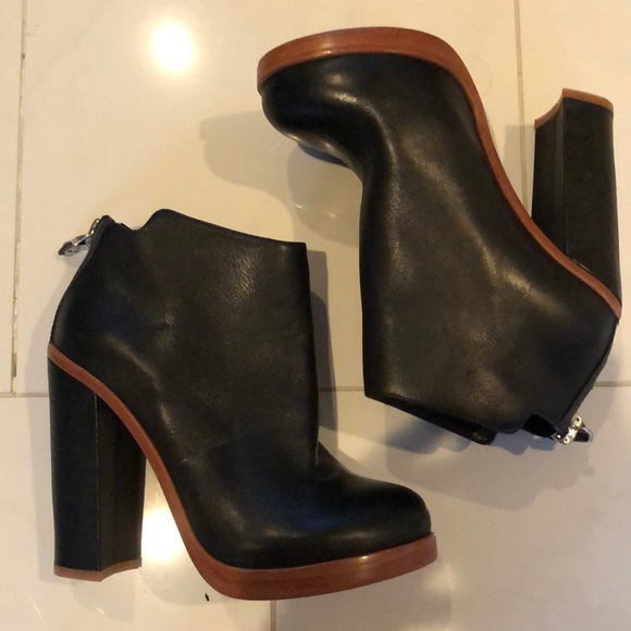 Dolce vita leather heeled bootie. Gorgeous. EUC! - Picture 2 of 10